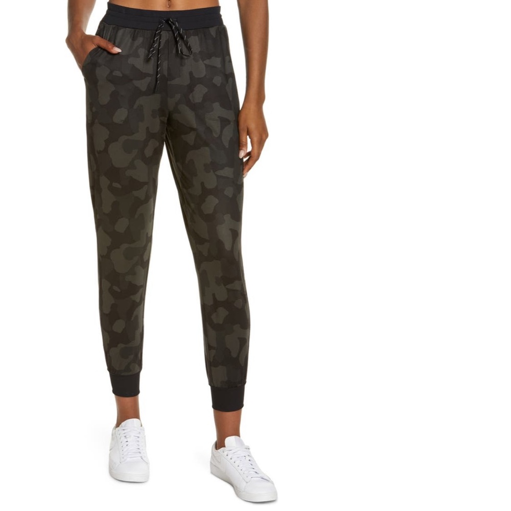Zella Live In Pocket Joggers size small